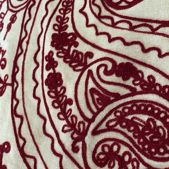 Detailed Table Runner - Picture 3 of 6